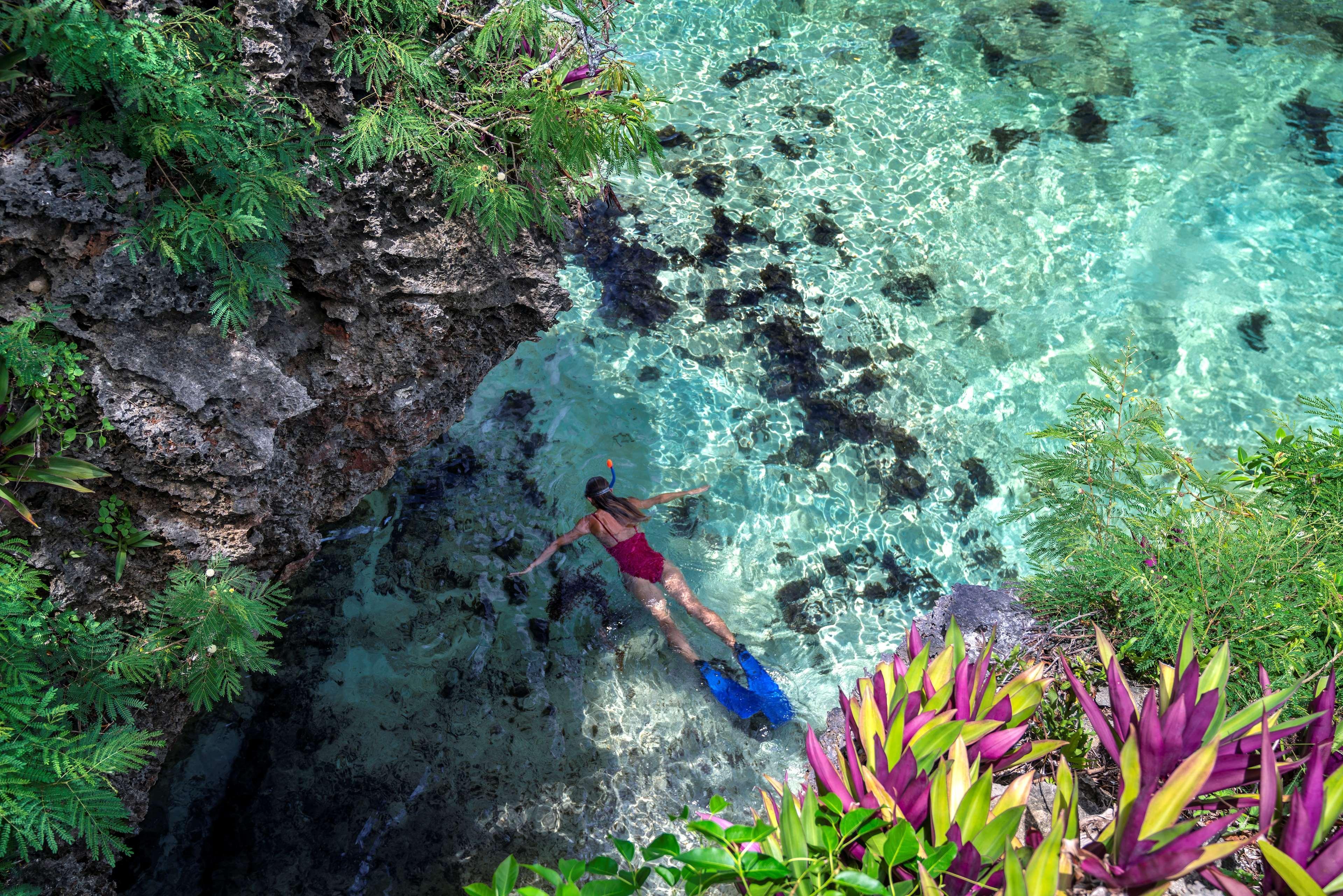 Shangri-La Yanuca Island, Fiji Voua Exterior photo A woman snorkeling at the Blue Grotto