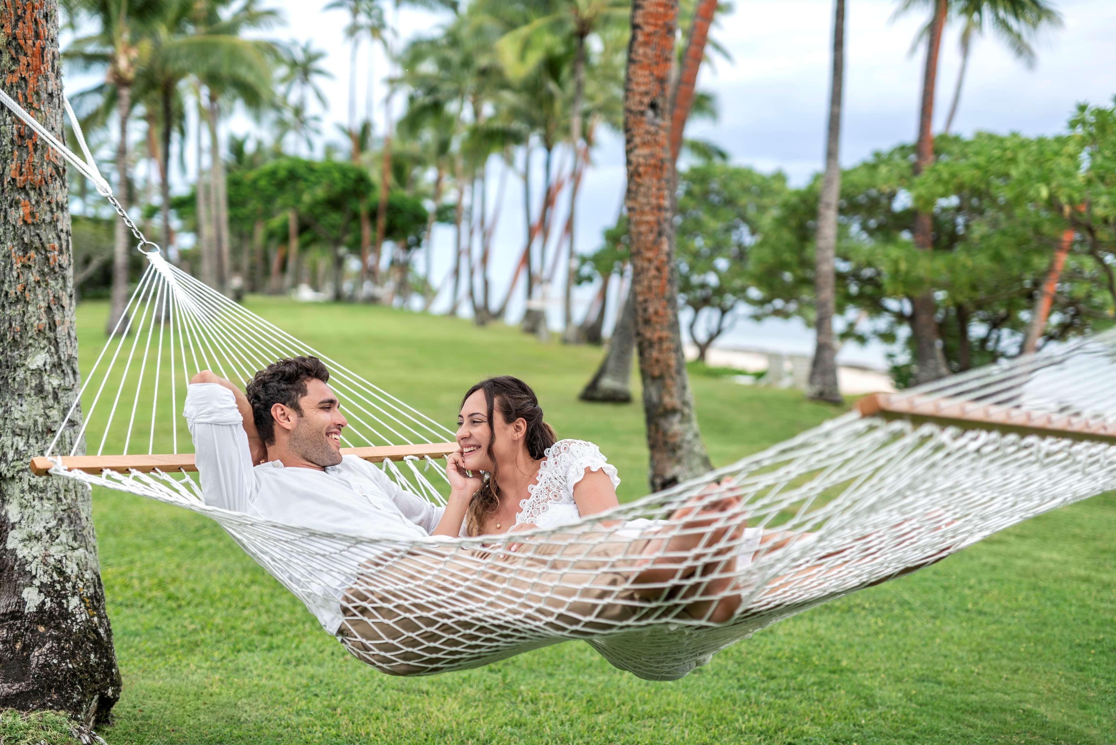 Shangri-La Yanuca Island, Fiji Voua Exterior photo A couple relaxing in a hammock