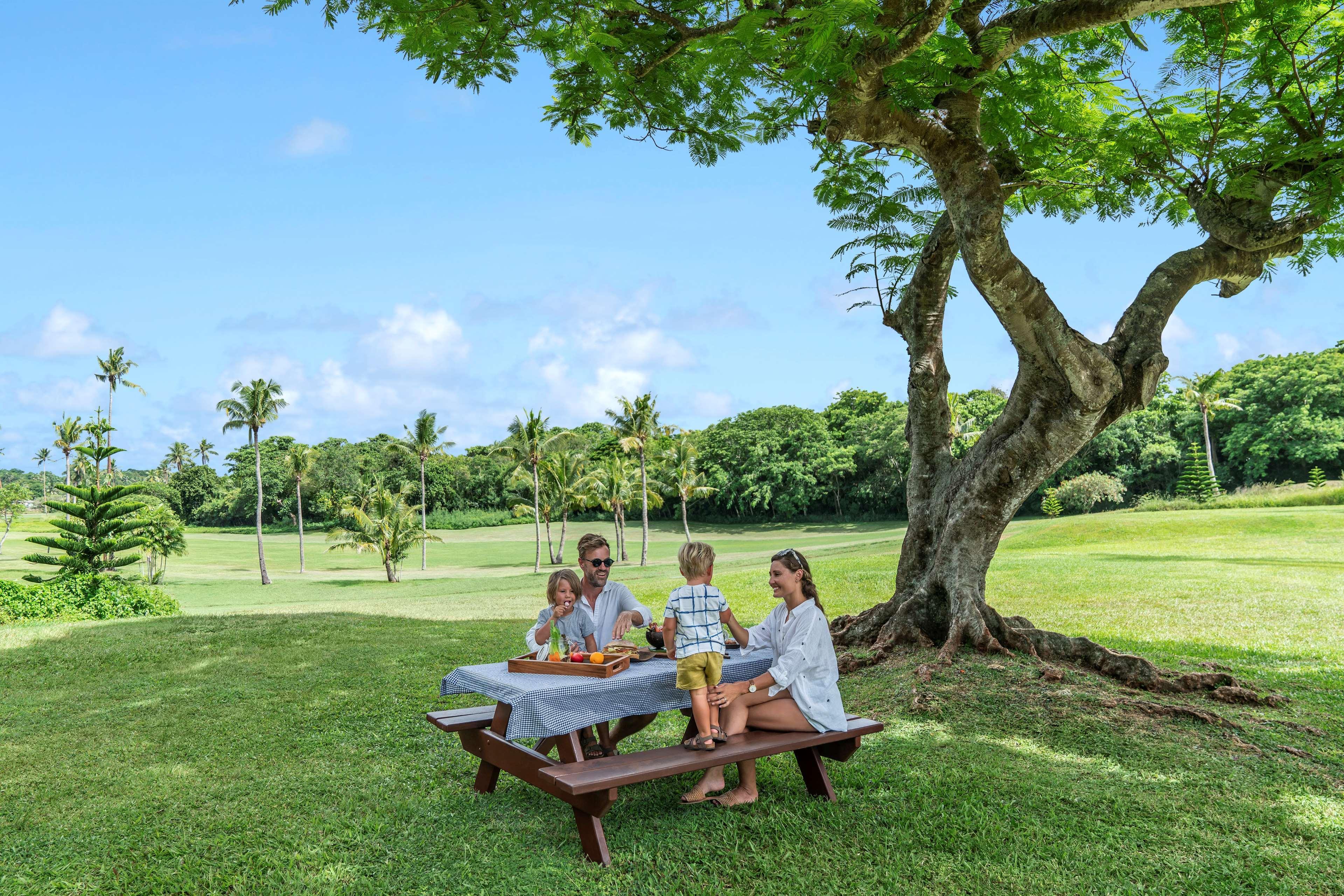 Shangri-La Yanuca Island, Fiji Voua Exterior photo Picnic at the park